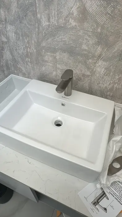 Bathroom sink & vanity — photo 2