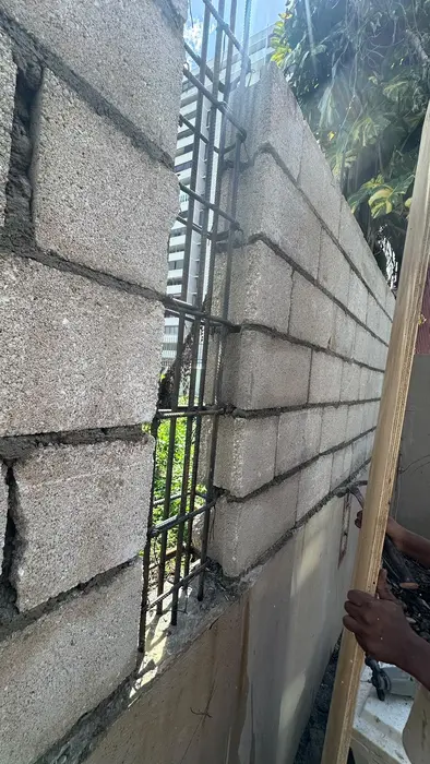 Concrete block wall — Reinforced blocks