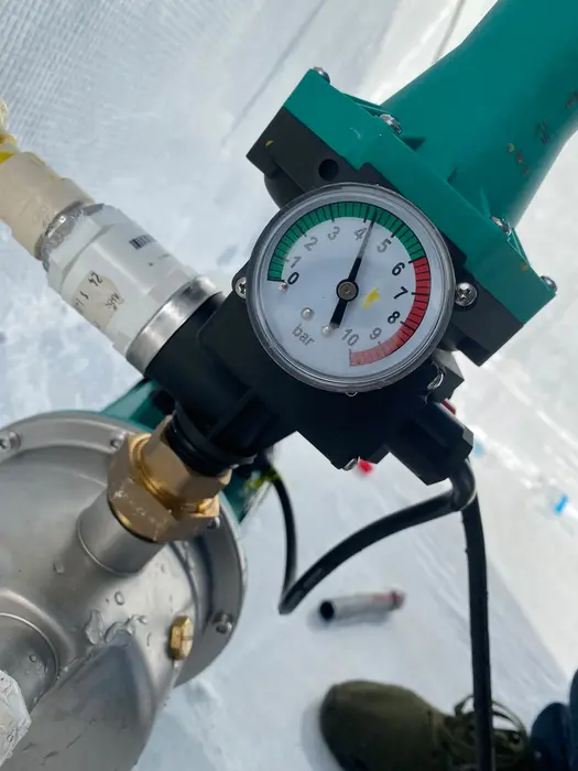 Cistern with pressure pump — Pressure control
